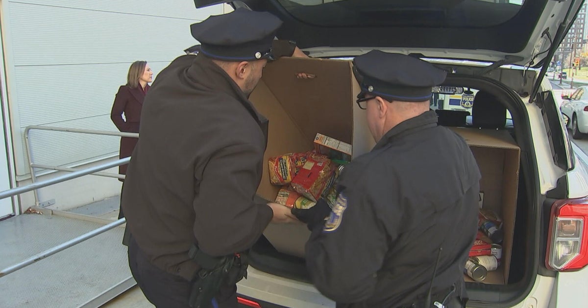 As food banks struggle, Philadelphia Police Department donates to Philabundance before Giving Tuesday