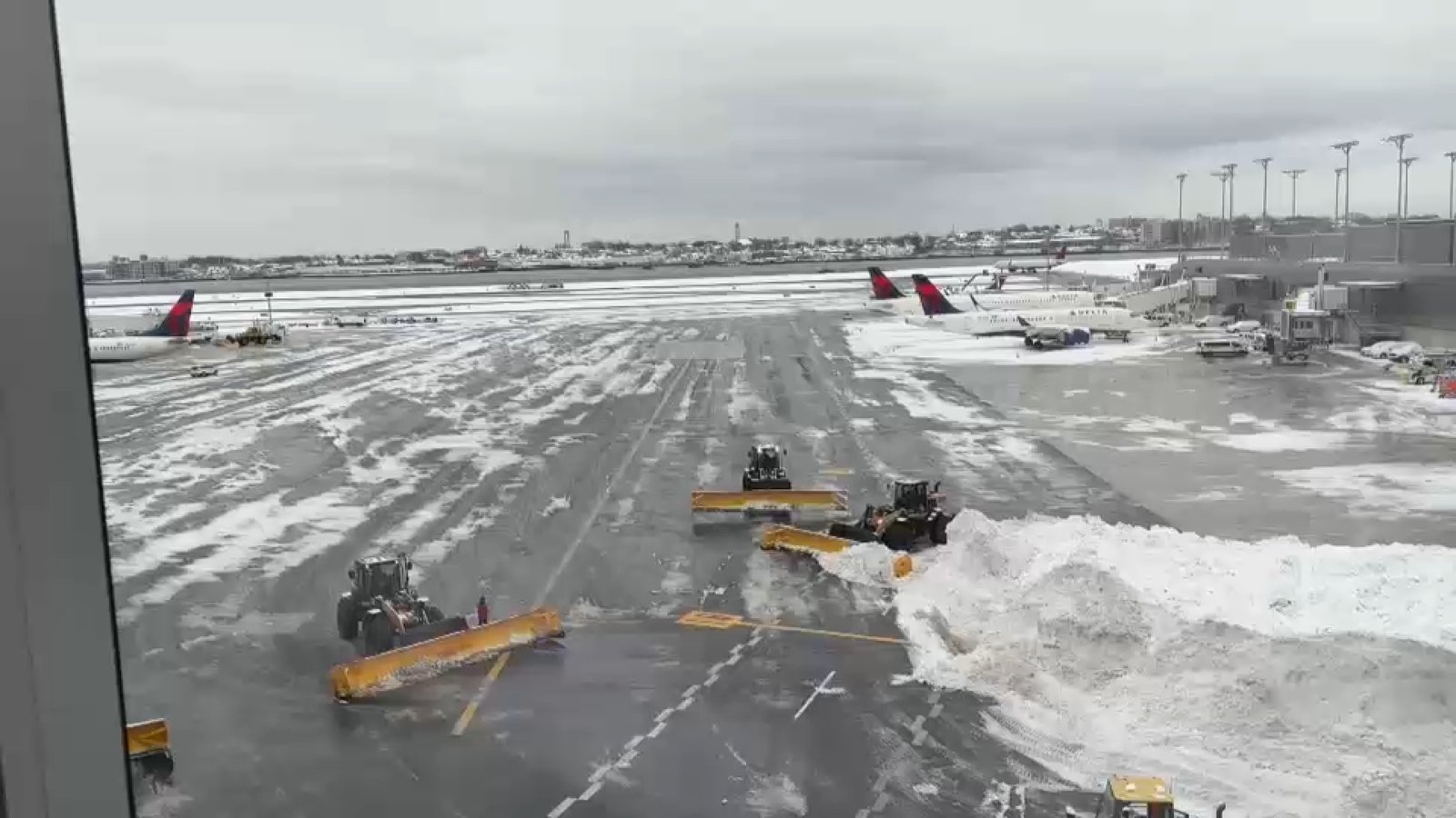 Big travel day ahead for those heading home from holidays after winter snow storm flight delays and cancellations