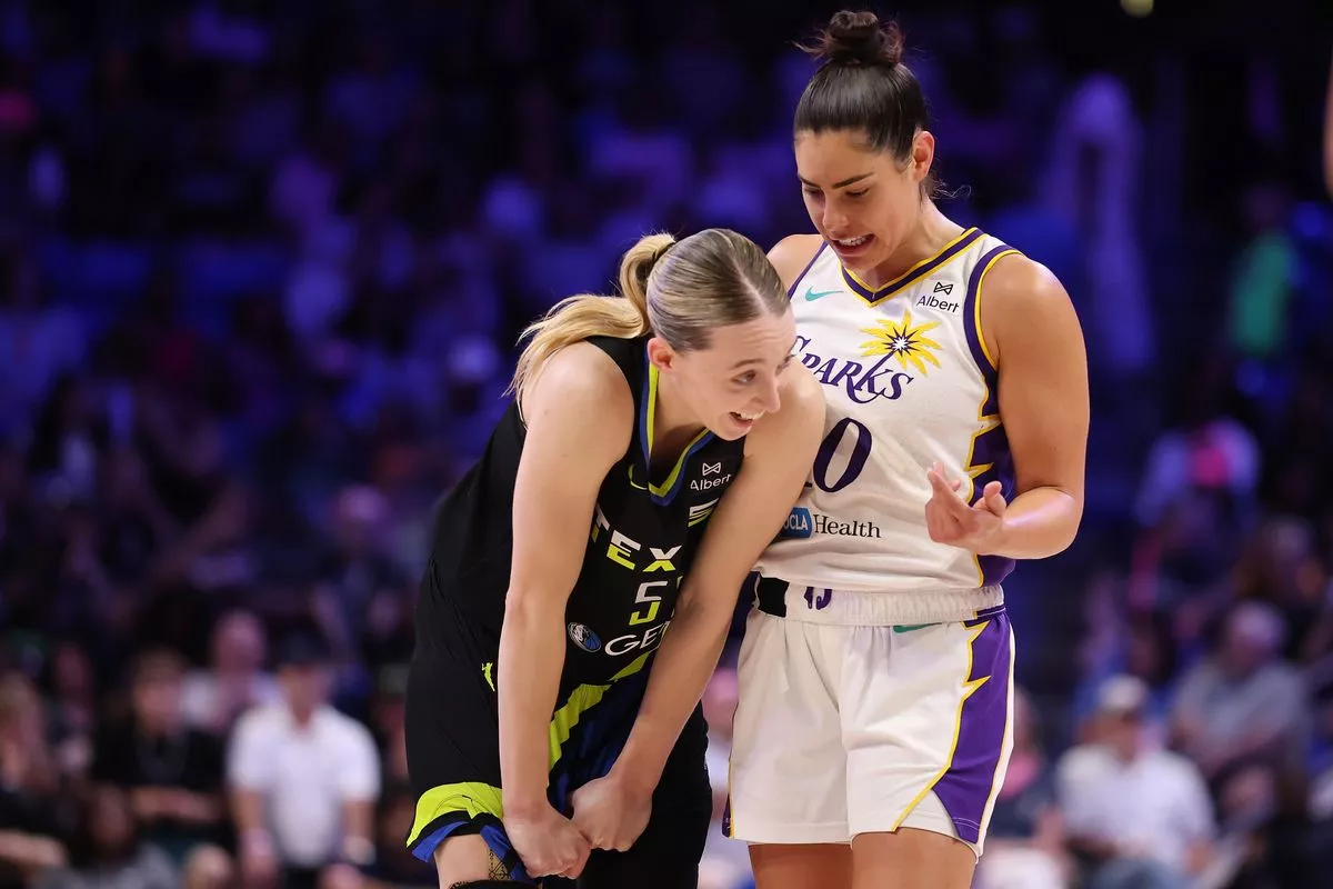 Paige Bueckers #5 of the Dallas Wings speaks with Kelsey Plum #10 of the Los Angeles Sparks \d2h at College Park Center on August 15, 2025 in Arlington, Texas