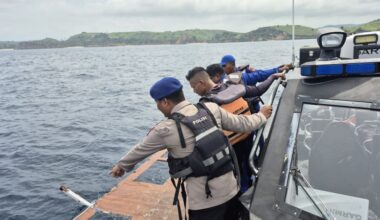Indonesian rescuers search for Spanish soccer coach and 3 children after tour boat sinks
