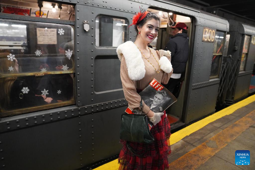 A glimpse of Holiday Nostalgia Train in New York-Xinhua