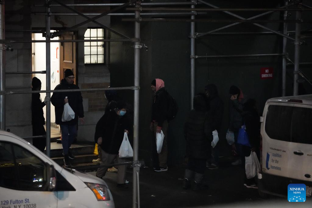 people get free meals at shelter in New York-Xinhua