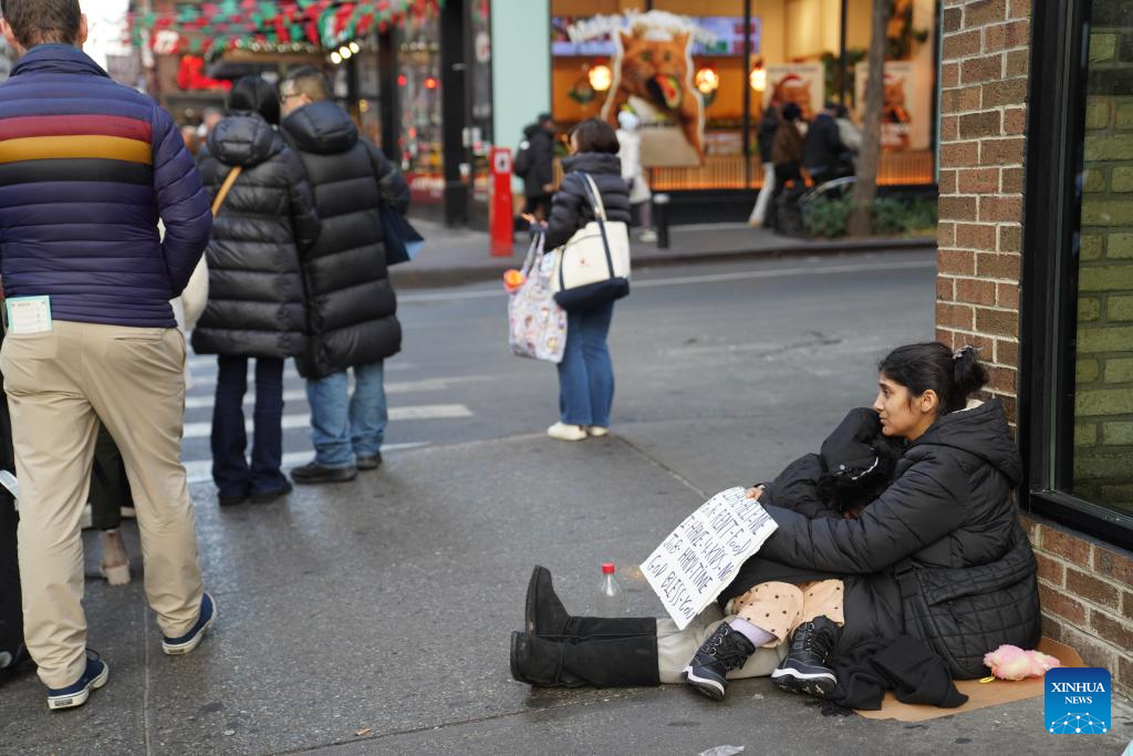 People seek help on street during holiday season in New York City-Xinhua