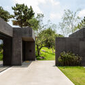 © texture on texture Charcoal Haus / moc architects - Exterior Photography, Concrete, Garden