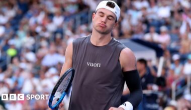 Jack Draper with a disappointed face during a match