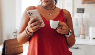 Woman in Awkward Position After Relative She Barely Knows Asked to Borrow Money, Texting 'Multiple Times in a Row'