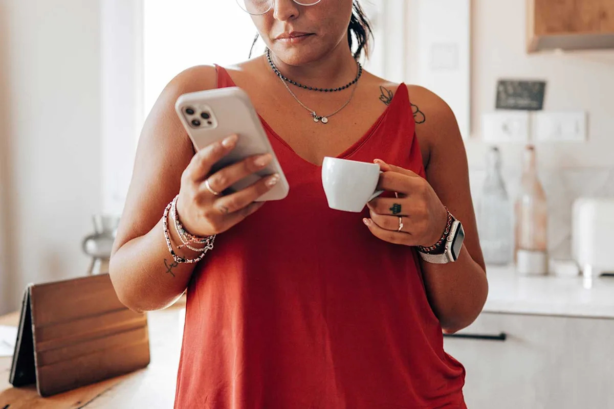 Woman in Awkward Position After Relative She Barely Knows Asked to Borrow Money, Texting 'Multiple Times in a Row'