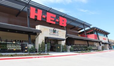 the exterior of an H-E-B grocery store