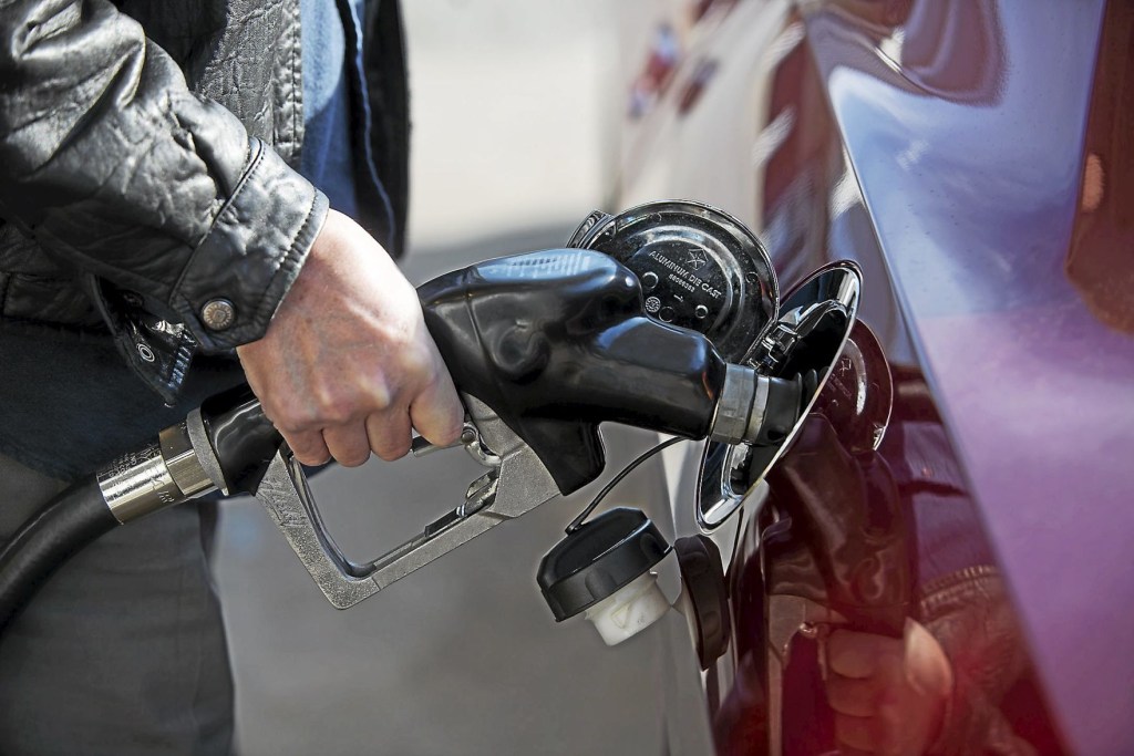 Average price of regular in Philly market falls below $3 per gallon