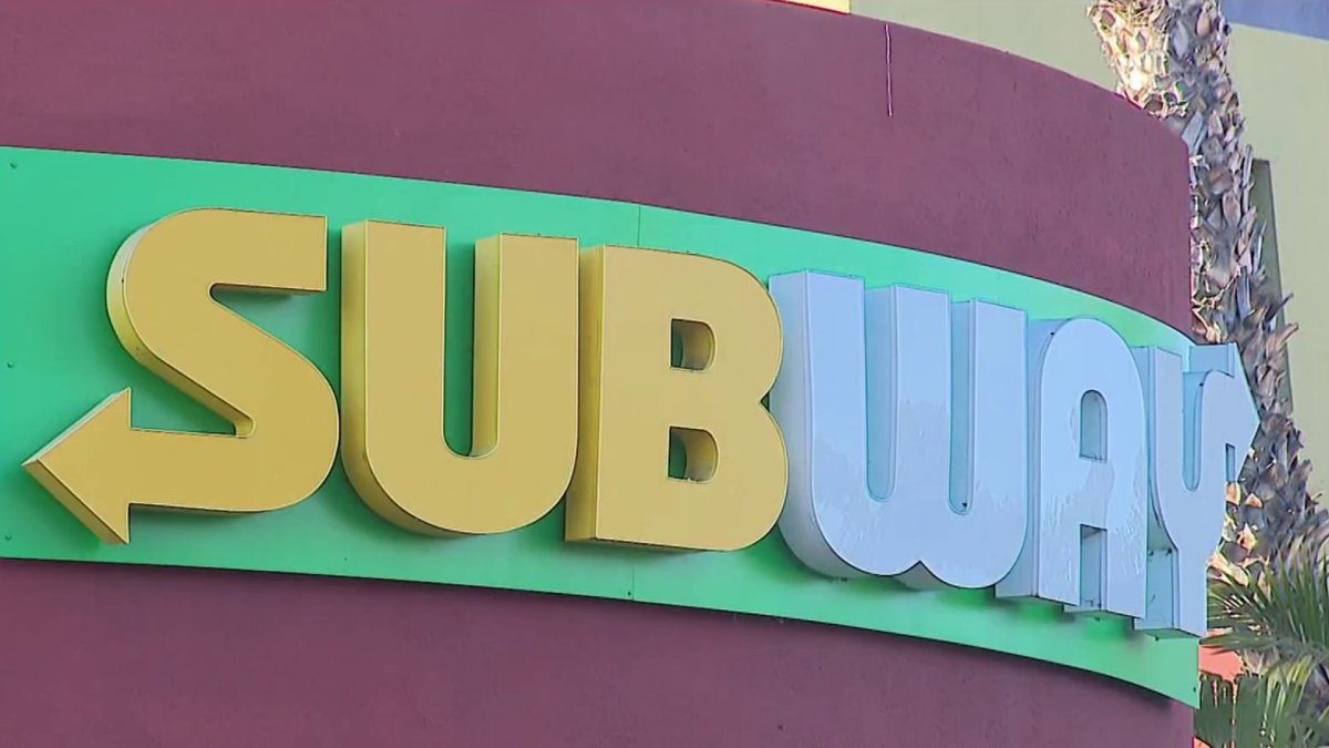 Search for suspect after armed robbery at Lincoln Park Subway – NBC 7 San Diego