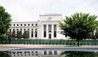 Fed officials showed deep divisions at December meeting, minutes show