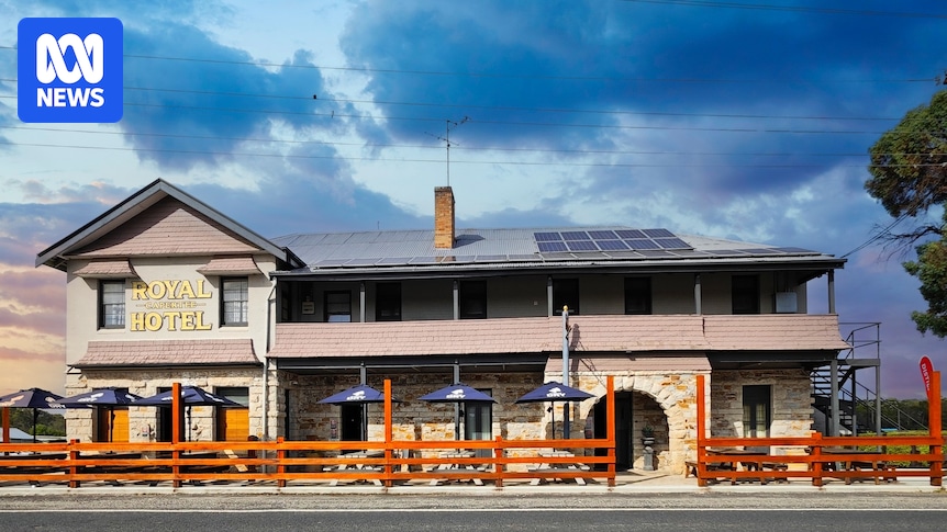 Seven injured as car crashes into Royal Hotel Capertee, near Lithgow