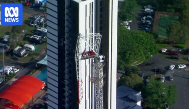Gold Coast exclusion zone displacing tourists will continue until crane can be dismantled