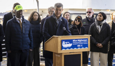 NYC tests the waters on a new way to ship goods between Brooklyn and Manhattan – amNewYork