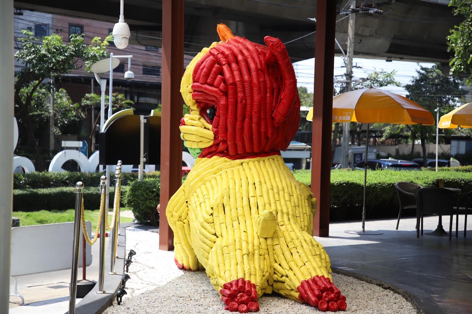 This pet dog doll, displayed in front of the Nine Centre on Rama IX Road, is made from 2,000 discarded PET bottles. Varuth Hirunyatheb