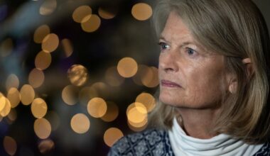 Murkowski is seeking bipartisan compromise on health care subsidies as deadline approaches