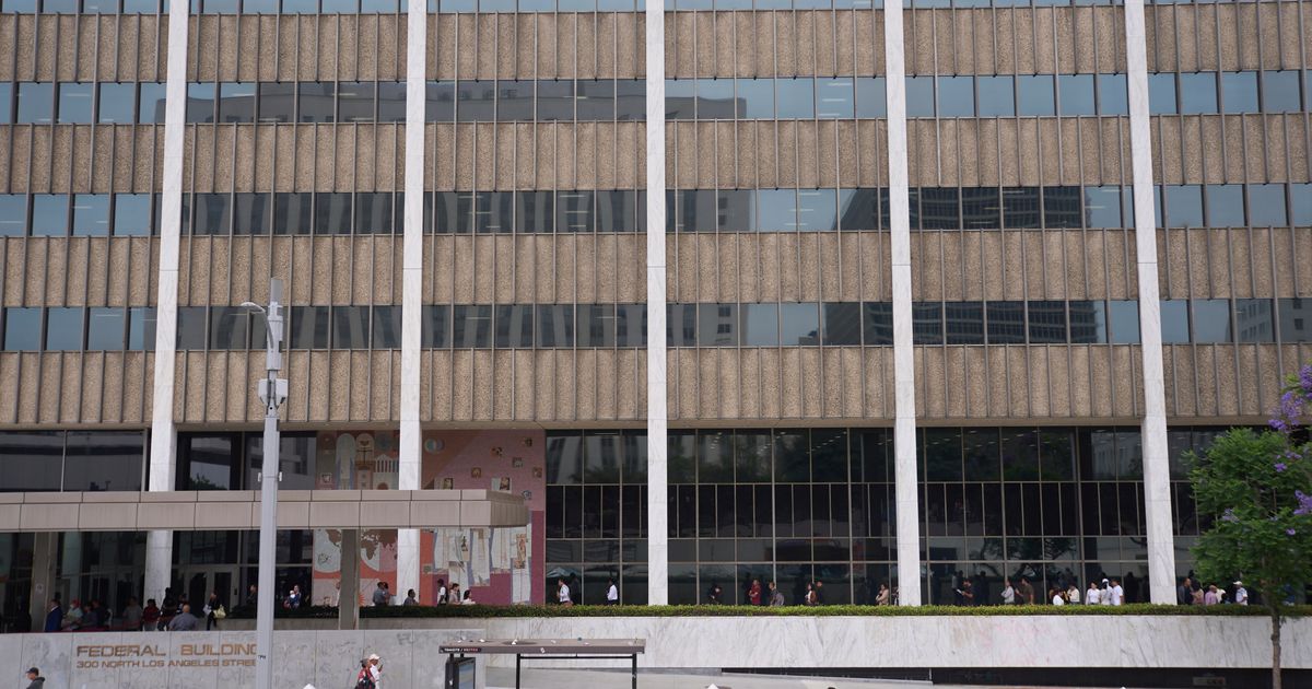 Man hurled Molotov cocktails at the Los Angeles Federal Building, authorities say. Nobody was hurt :: WRAL.com