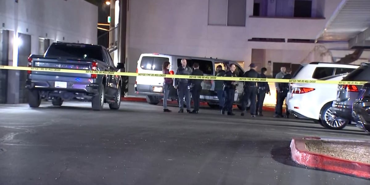 Man dead after being shot at apartment complex in Ahwatukee