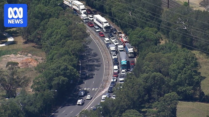Sydney's M4 tunnel shut over fears concrete roofing could fall onto vehicles