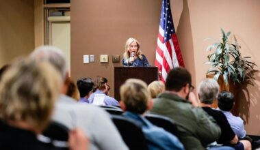 Scottsdale mayor battles 'bloc,' pushes British-style debates |