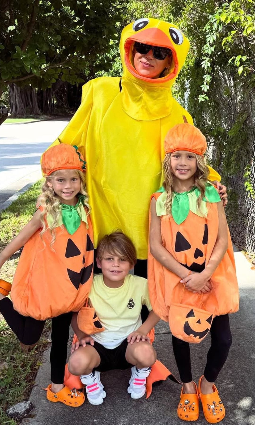 Kournikova celebrated Halloween with their kids, with all of them wearing costumes