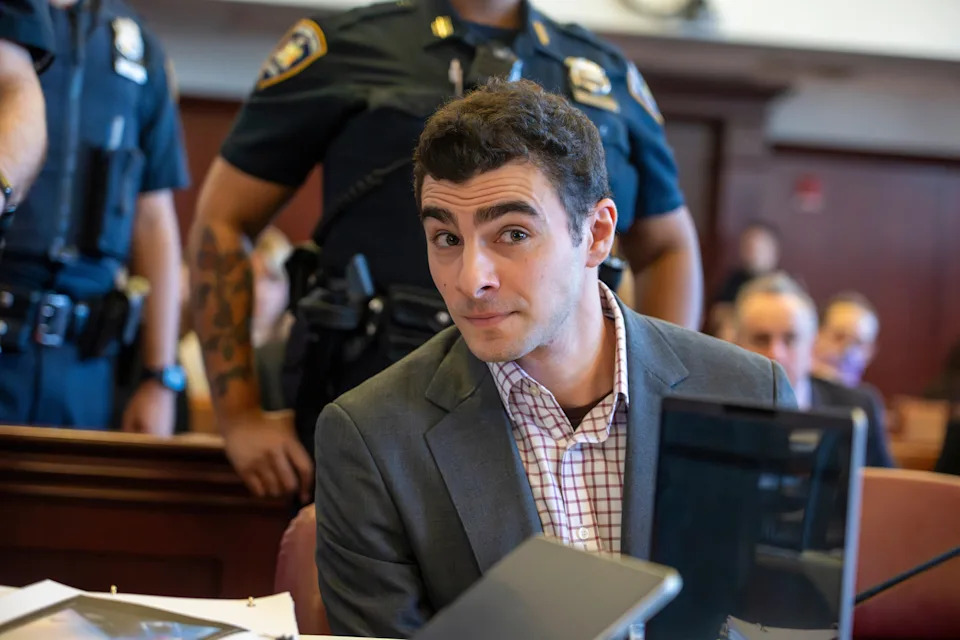 Luigi Mangione, center, appears in court for an evidence hearing, Monday, Dec. 1, 2025, in New York. (Steven Hirsch/New York Post via AP, Pool)