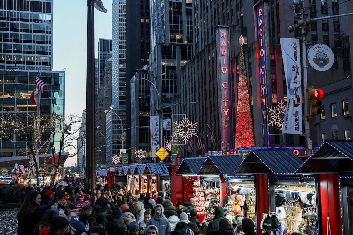 Snow Storm Disrupts Holiday Travel at New York City Airports
