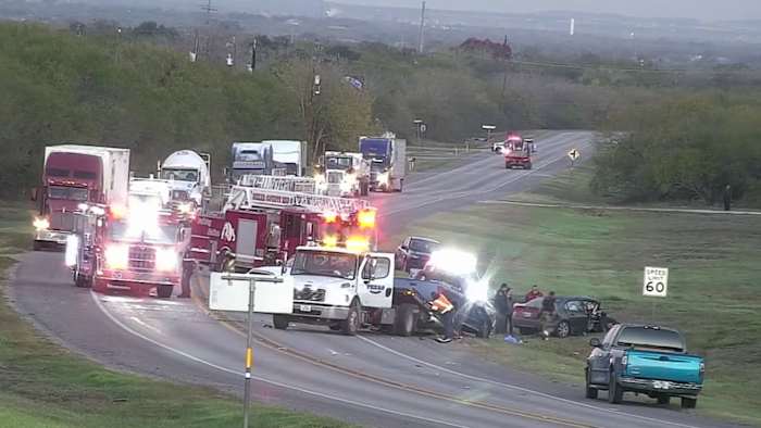 2 injured in crash in far south Bexar County, BCSO says