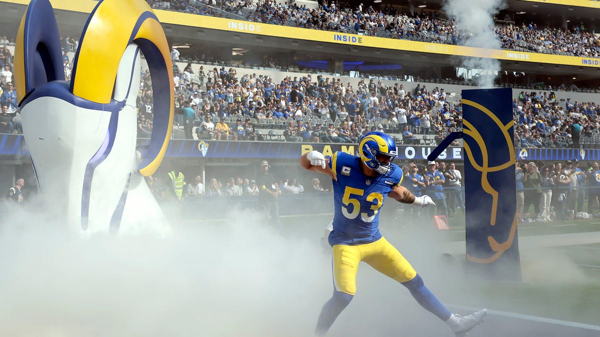 Seattle wearing Rivalries set, LA in classics