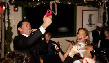 Hugh Jackman, Kate Hudson perform 'Sweet Caroline' at an NYC bar