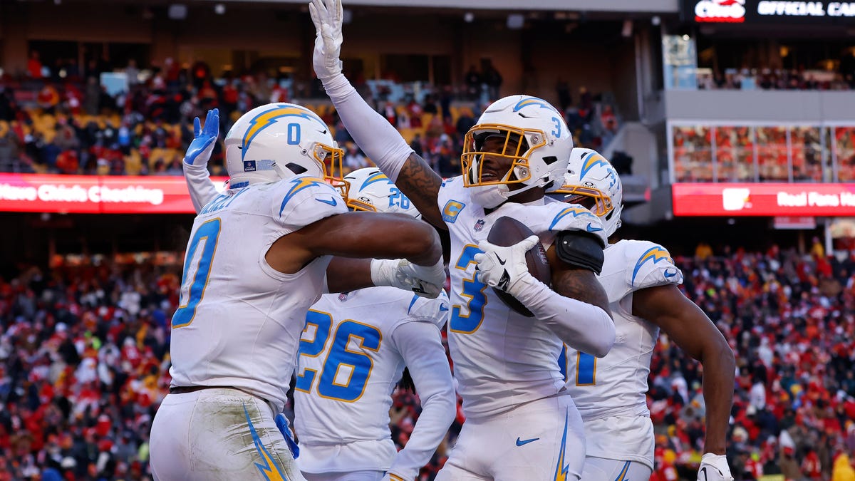 Social media reacts to LA's 16-13 win