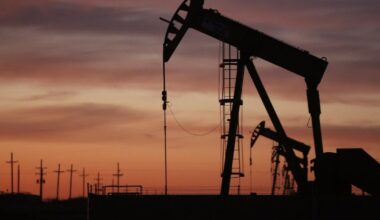 Oil and gas activity edges down in Q4 as uncertainty, pessimism linger, Dallas Fed says