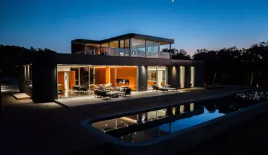 Making an Entrance Is So Much Grander with Sweeping Staircases