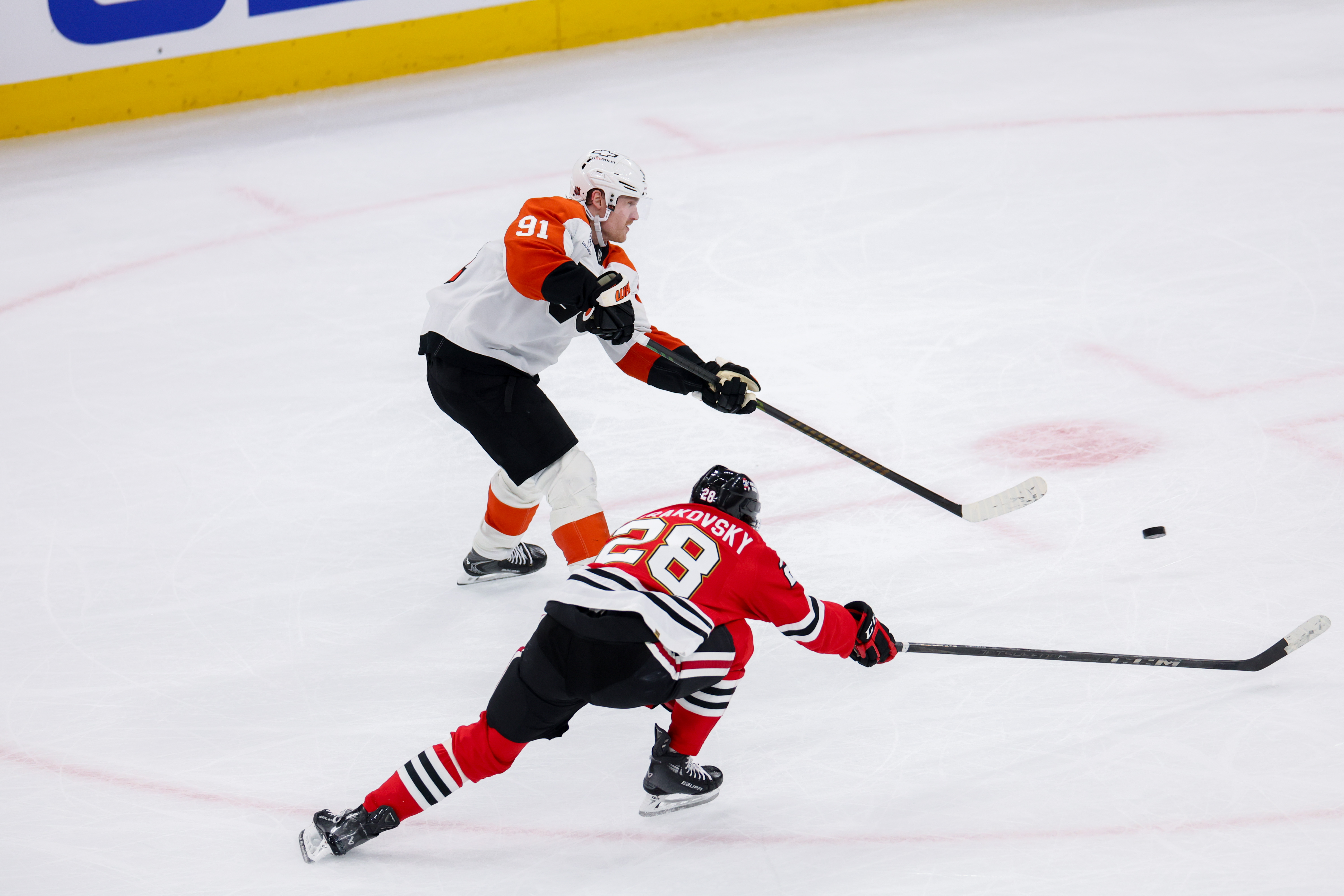 Philadelphia Flyers right wing Carl Grundstrom (91) scores a goal on an empty net during the third period against the Chicago Blackhawks at the United Center Tuesday Dec. 23, 2025 in Chicago. (Armando L. Sanchez/Chicago Tribune)