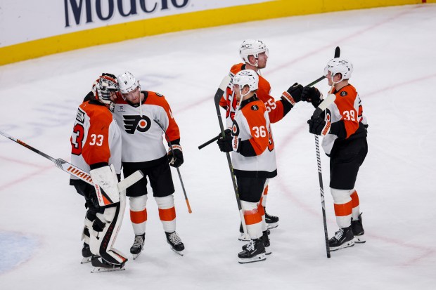 Philadelphia Flyers players celebrate after defeating the Chicago Blackhawks, 3-1, at the United Center Tuesday Dec. 23, 2025 in Chicago. (Armando L. Sanchez/Chicago Tribune)