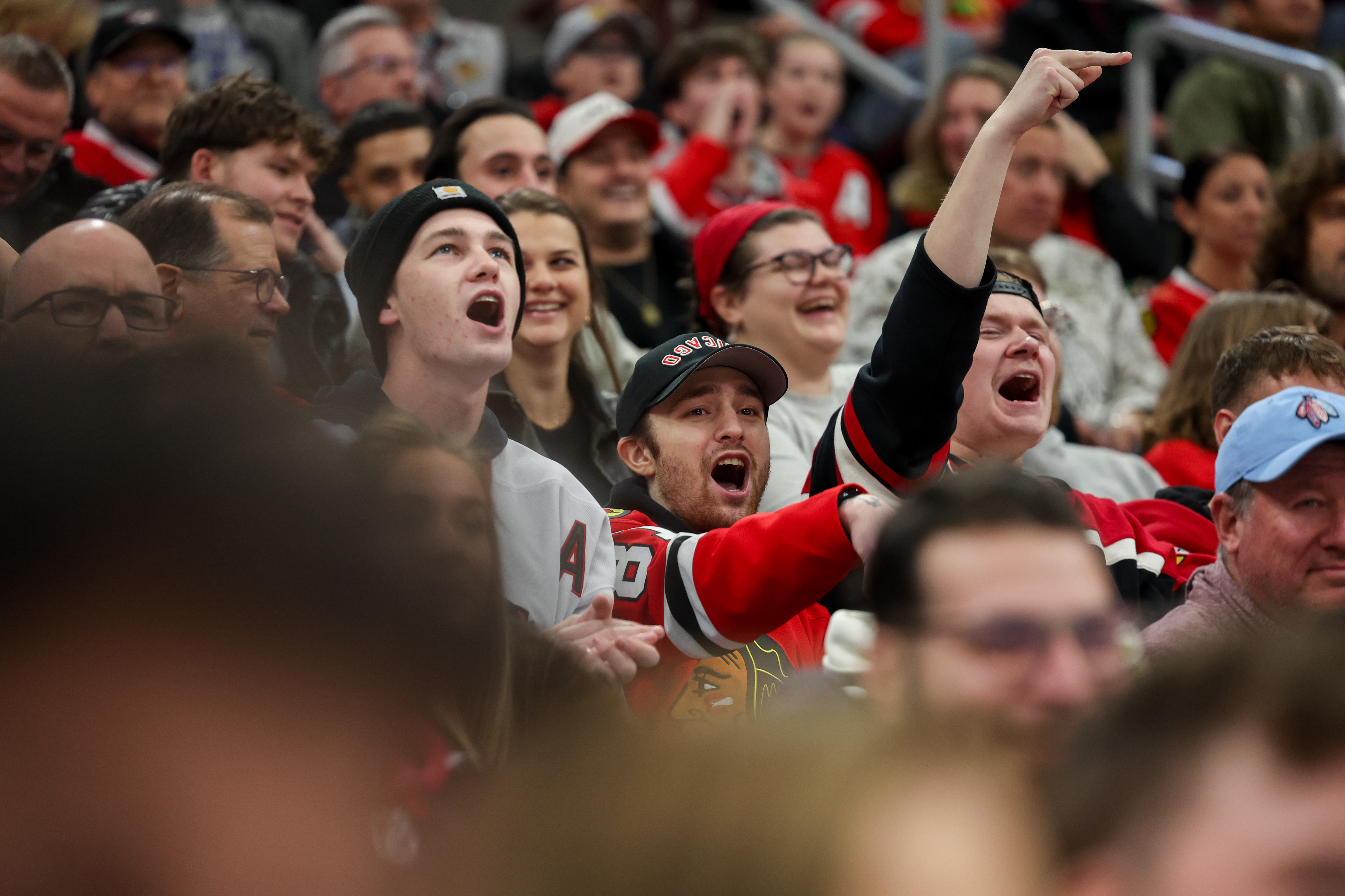 Fans chant "Green Bay sucks" while the Chicago Blackhawks play the Philadelphia Flyers during the first period at the United Center Tuesday Dec. 23, 2025 in Chicago. (Armando L. Sanchez/Chicago Tribune)