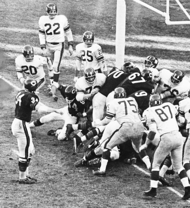 Bill Wade (No. 9, at right center) plunges into the line to score the Chicago Bears' winning touchdown in the NFL championship game on Dec. 29, 1963 against the New York Giants. (Tony Berardi Jr./Chicago's American)
