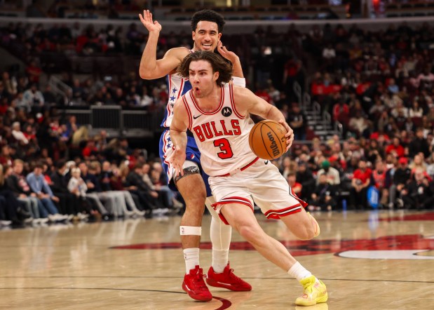 Chicago Bulls guard Josh Giddey (3) drives the lane in the second quarter during a game against the Philadelphia 76ers, Friday, Dec. 26, 2025, at the United Center in Chicago. (Dominic Di Palermo/Chicago Tribune)