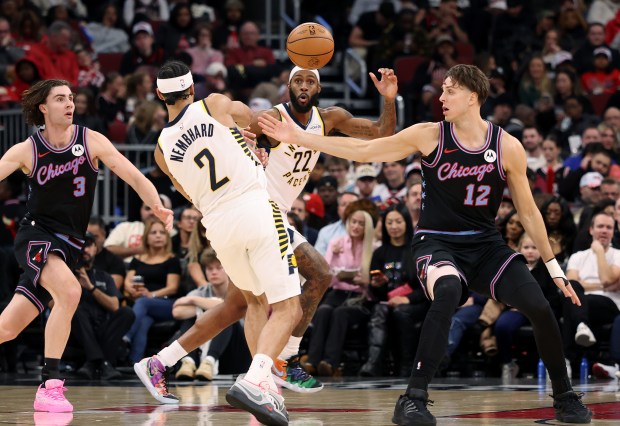 Pacers guard Andrew Nembhard (2) passes to forward Isaiah Jackson (22) as Bulls guard Josh Giddey (3) and forward Zach Collins (12) defend in the third quarter at the United Center on Dec. 5, 2025, in Chicago. (John J. Kim/Chicago Tribune)