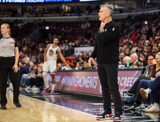 Chicago Bulls head coach Billy Donovan gestures at his players in the second quarter during a game against the Golden State Warriors, Sunday, Dec. 7, 2025, at the United Center in Chicago. (Dominic Di Palermo/Chicago Tribune)
