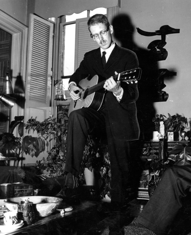 Frank Hamilton, head instructor of the Old Town School of Folk Music, takes part in an informal hootenanny at Tribune writer Norma Lee Browning's home in 1960. (Russell Ogg/Chicago Tribune)