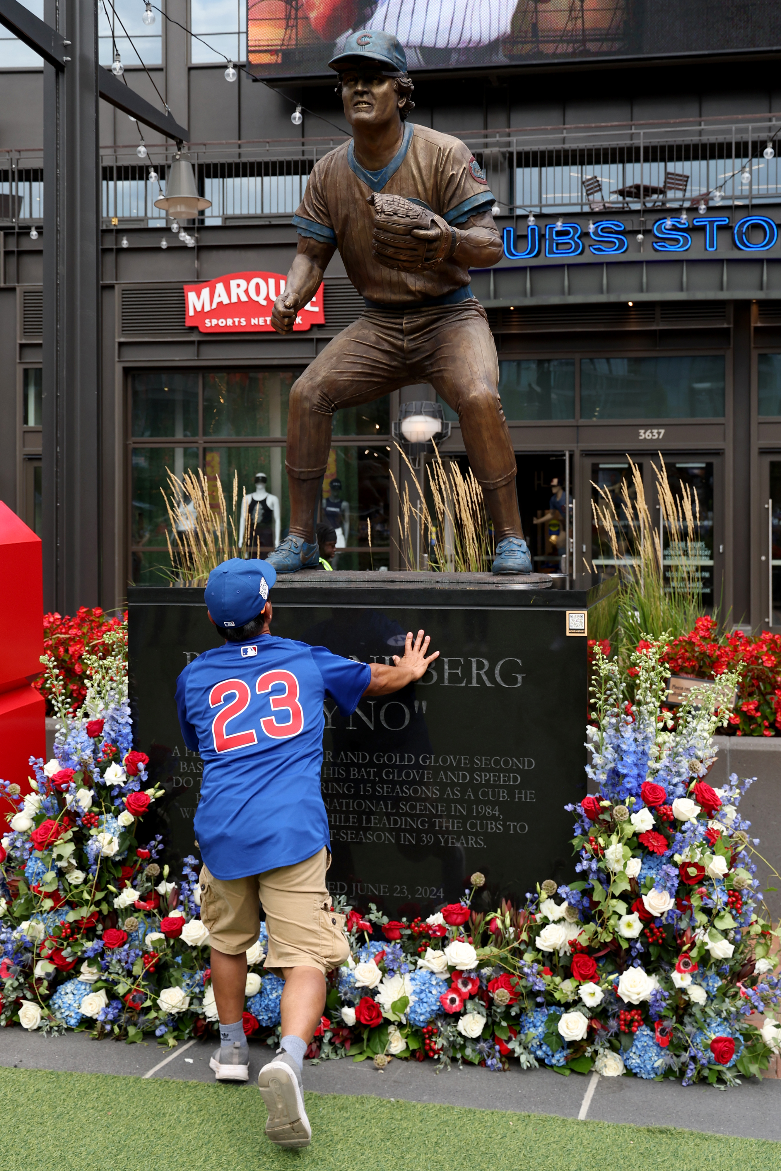 Chicago Cubs fans honor Sandberg as they walk up to...