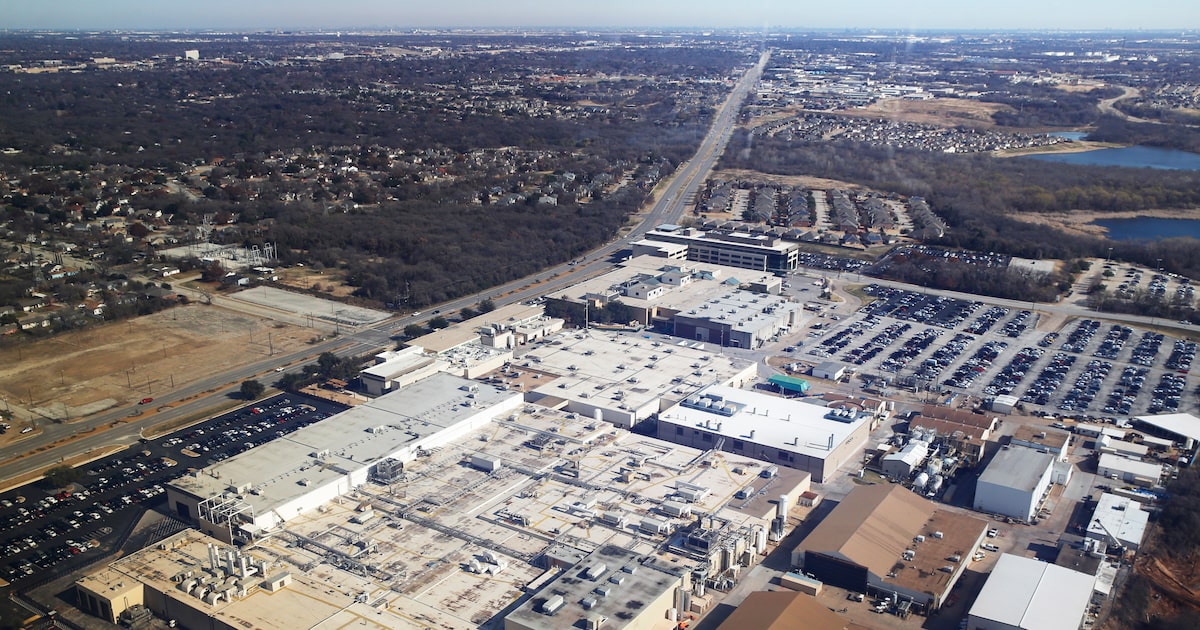 Fort Worth helicopter crash injures instructor, student, officials say