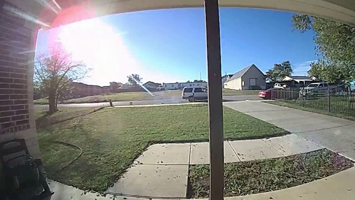 Porch pirate steals package moments after delivery – NBC 5 Dallas-Fort Worth