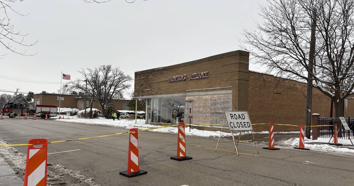 Roof of downtown Woodstock business collapses, road shut down amid concerns of further damage – Shaw Local