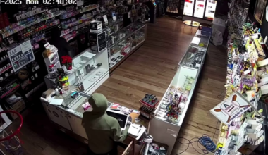 Alleged burglars use sledgehammer to break into Phoenix smoke shop