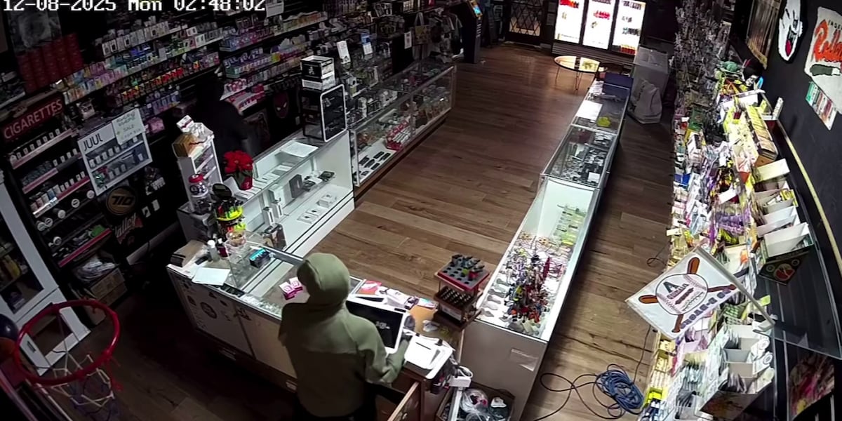 Alleged burglars use sledgehammer to break into Phoenix smoke shop