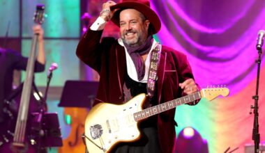 Trisha Yearwood, Chris Isaak Honor Mavericks Star