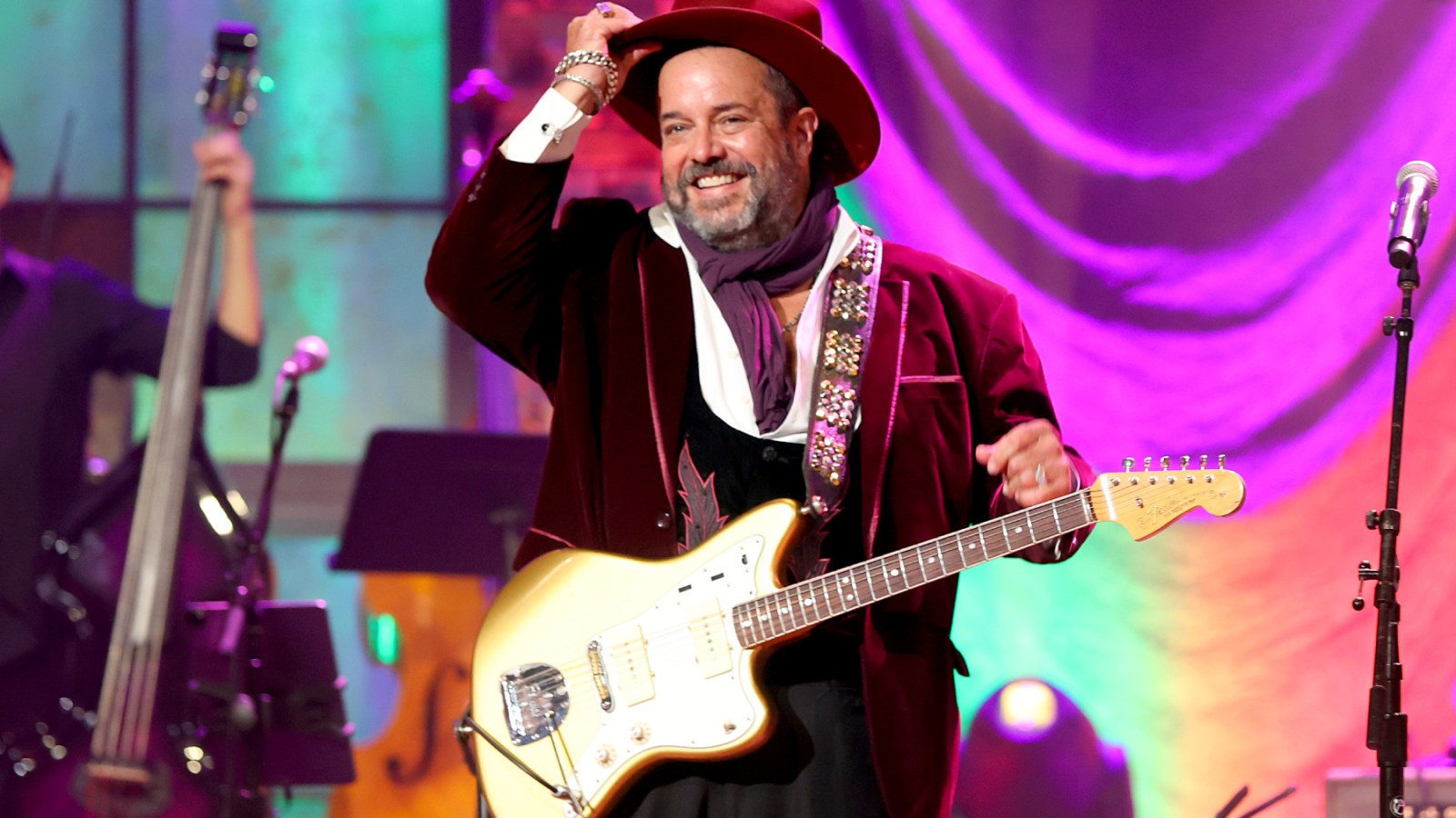 Trisha Yearwood, Chris Isaak Honor Mavericks Star