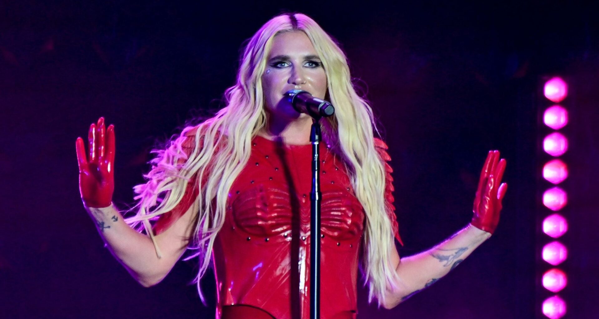 Kesha Showed Up at SF Piano Bar Martuni's Last Night, Performed a Live Number
